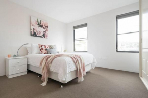 CBD Apartment with WiFi & Parking